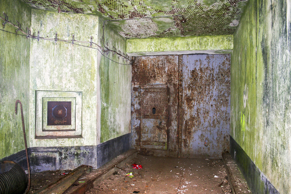 Ligne Maginot - MOLVANGE - A9 - (Ouvrage d'artillerie) - Entrée des munitions
La porte blindée est fermée - Michel Teiten