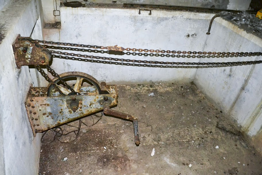 Ligne Maginot - MOLVANGE - A9 - (Ouvrage d'artillerie) - Entrée des munitions
Mécanisme du pont à effacement latéral - PAVEL Jan