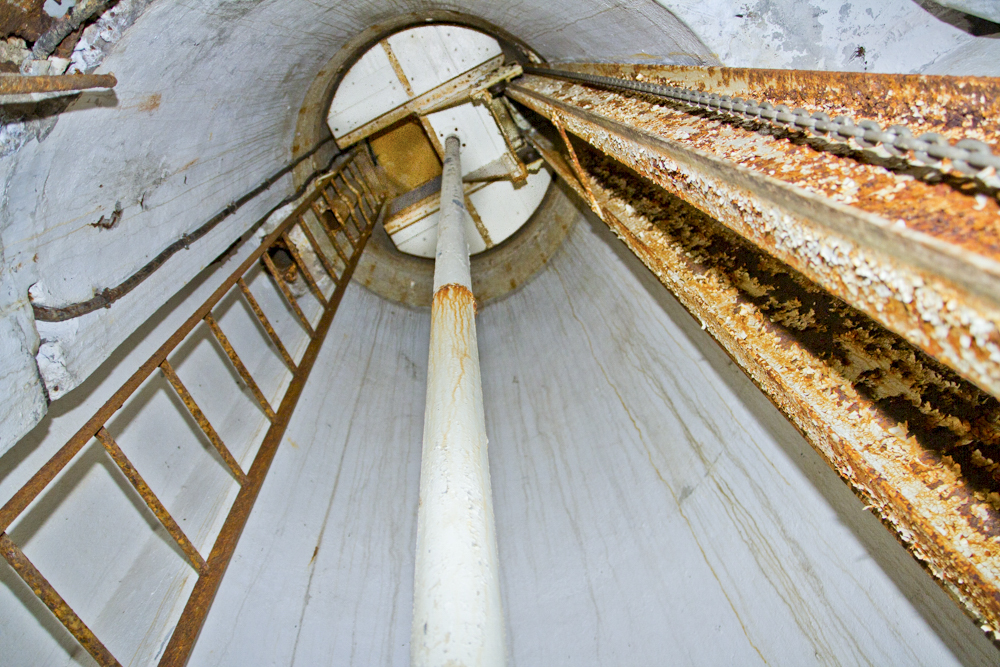 Ligne Maginot - MOLVANGE - A9 - (Ouvrage d'artillerie) - Entrée des munitions
Intérieur de l'une des deux cloches GFM - Michel Teiten