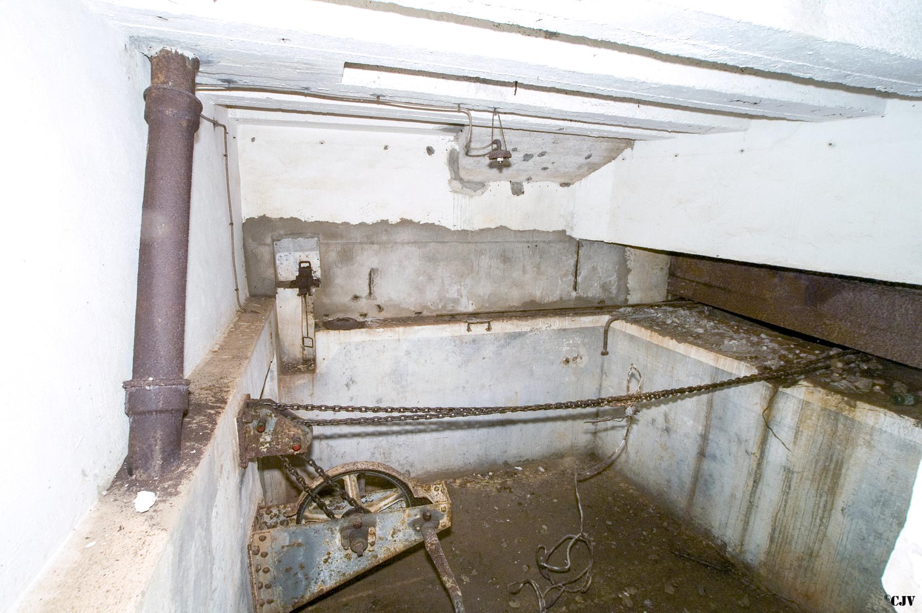 Ligne Maginot - MOLVANGE - A9 - (Ouvrage d'artillerie) - Entrée munitions
Le treuil du pont - Lia VERMEULEN