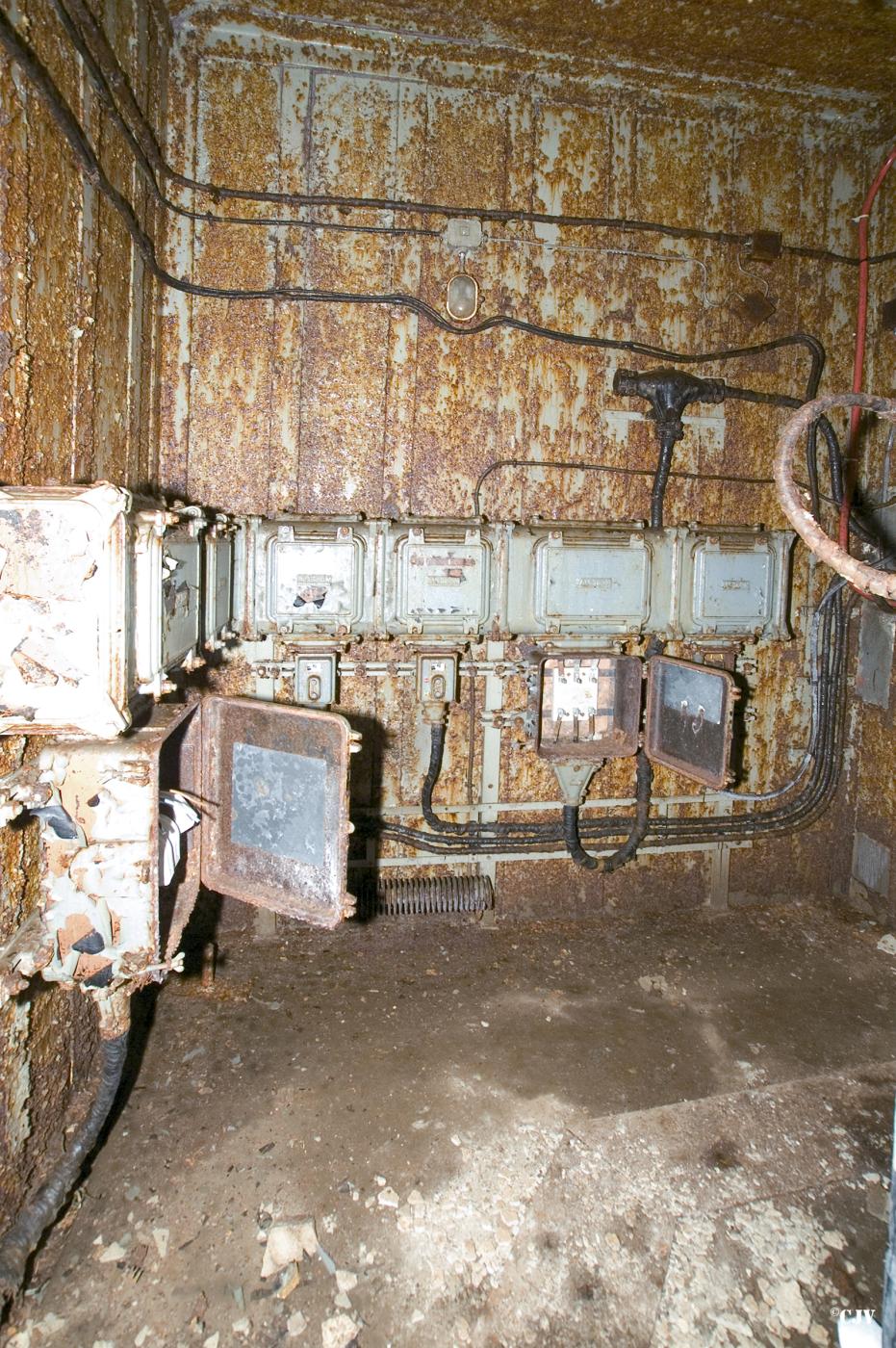 Ligne Maginot - MOLVANGE - A9 - (Ouvrage d'artillerie) - Entrée des munitions
Chambre de tir devant le plan incliné
 - Lia VERMEULEN