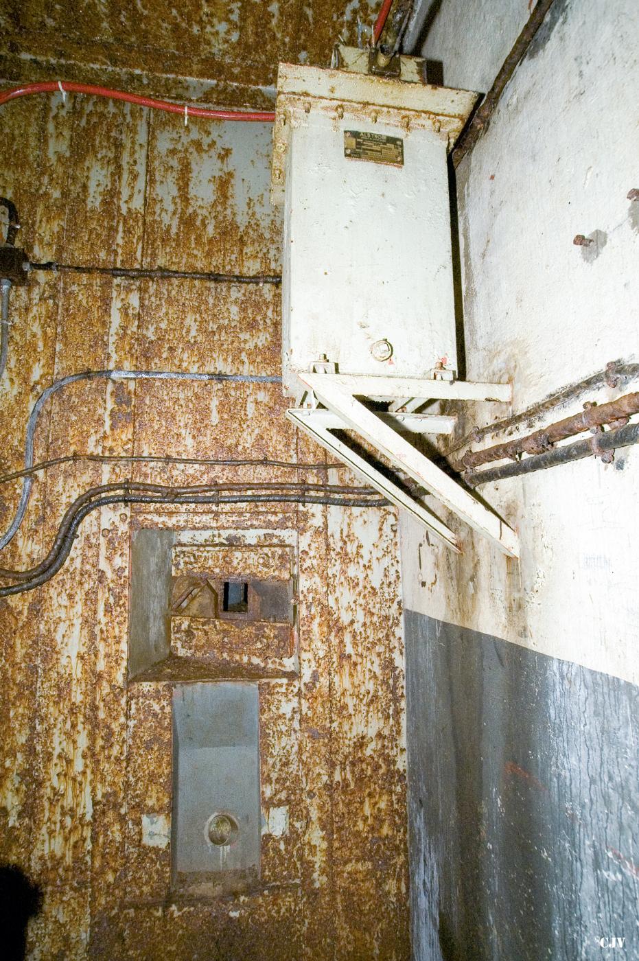 Ligne Maginot - MOLVANGE - A9 - (Ouvrage d'artillerie) - Entrée des munitions
Chambre de tir devant le plan incliné
 - Lia VERMEULEN
