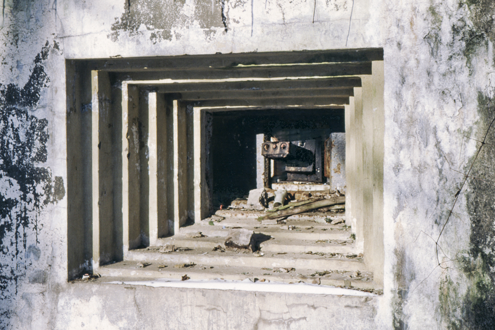 Ligne Maginot - MOLVANGE - A9 - (Ouvrage d'artillerie) - Entrée des hommes
Créneau JM avec le support de jumelage pour mitrailleuses Reibel encore en place - Michel Teiten