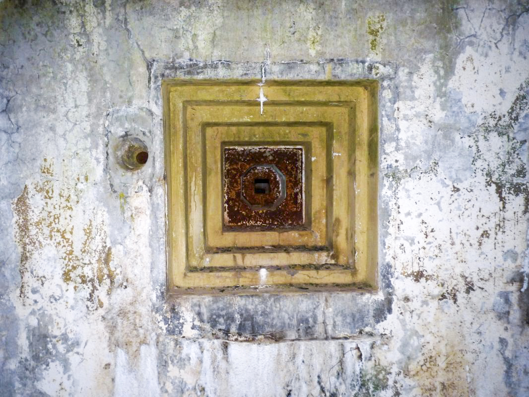 Ligne Maginot - MOLVANGE - A9 - (Ouvrage d'artillerie) - Entrée des hommes
Un créneau pour FM 24/29 - KLINGEL Sven