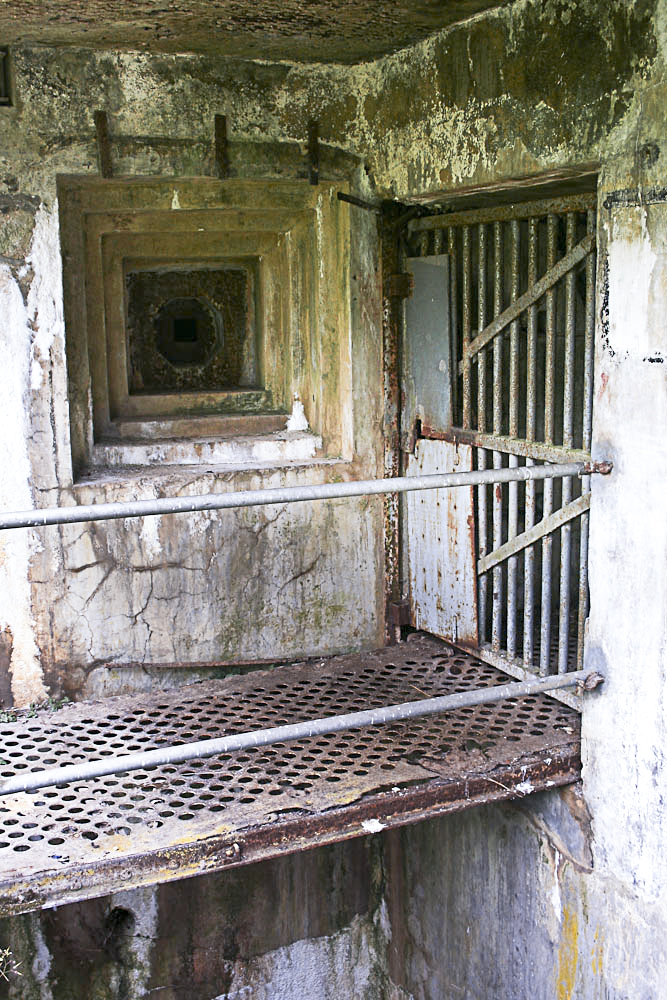 Ligne Maginot - MOLVANGE - A9 - (Ouvrage d'artillerie) - Entrée des hommes
Vue latérale de la passerelle rétractable dominée par un créneau FM de défense rapprochée dans l'axe du fossé diamant - Michel Teiten
