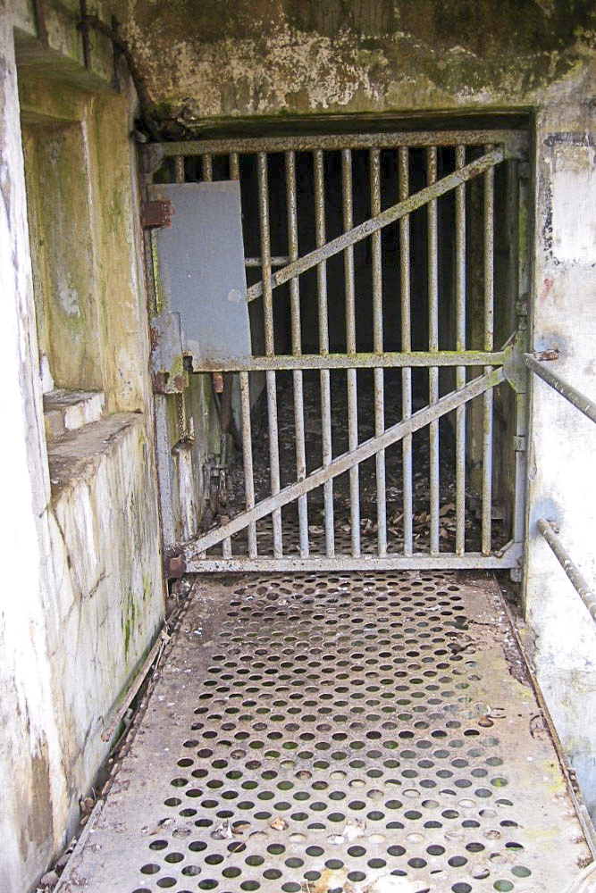 Ligne Maginot - MOLVANGE - A9 - (Ouvrage d'artillerie) - Entrée des hommes
Passerelle rétractable au-dessus du fossé diamant et grille de défense Type 9 - Michel Teiten