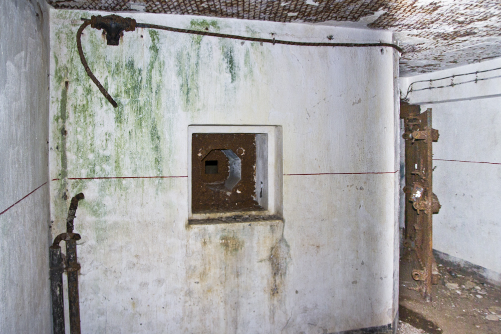 Ligne Maginot - MOLVANGE - A9 - (Ouvrage d'artillerie) - Entrée des hommes
Créneau FM de défense intérieure dans l'axe du couloir.  - Michel Teiten