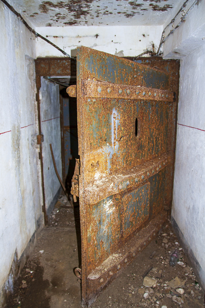 Ligne Maginot - MOLVANGE - A9 - (Ouvrage d'artillerie) - Entrée des hommes
Porte blindée après le coude du couloir d'accès - Michel Teiten