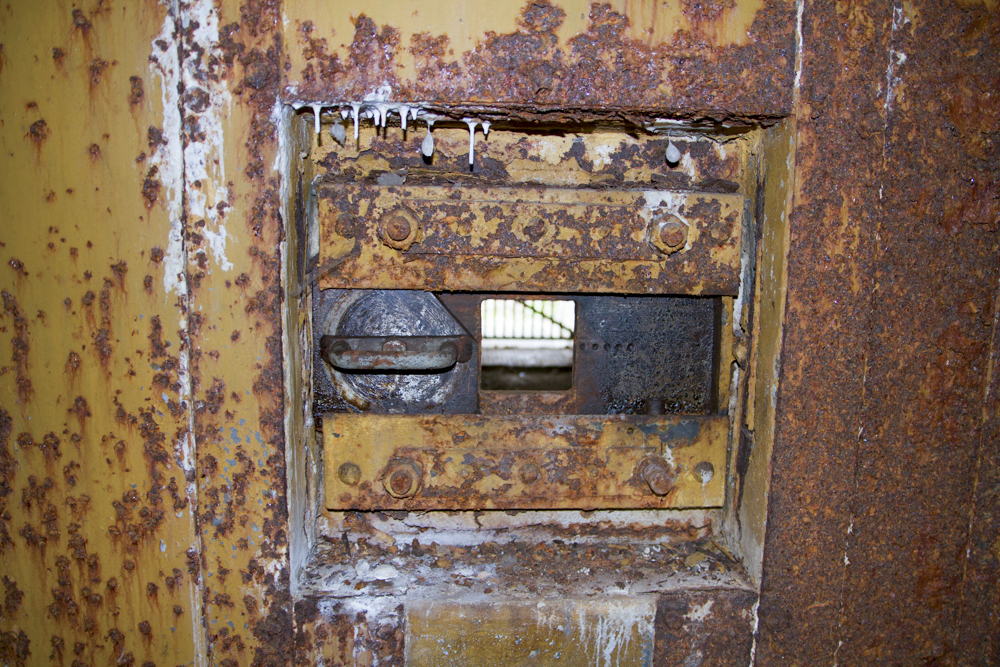 Ligne Maginot - MOLVANGE - A9 - (Ouvrage d'artillerie) - Entrée des hommes 
Créneau FM de défense intérieure dans l'axe du couloir - Michel Teiten