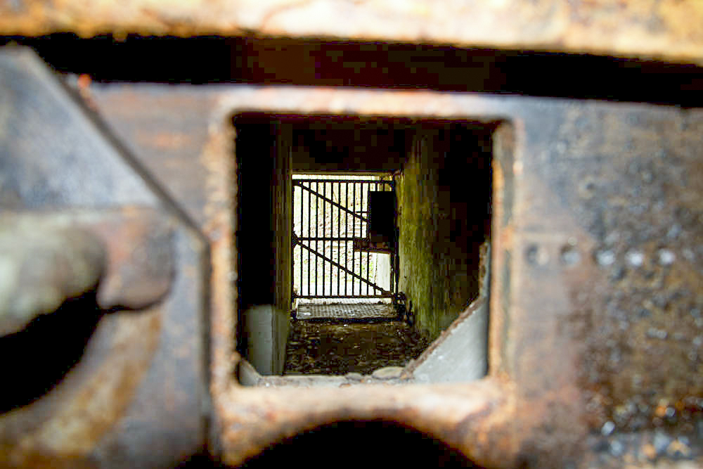 Ligne Maginot - MOLVANGE - A9 - (Ouvrage d'artillerie) - Entrée des hommes
Vue du couloir d'accès et la grille de défense extérieure depuis le créneau FM qui balaie l'axe du couloir. - Michel Teiten