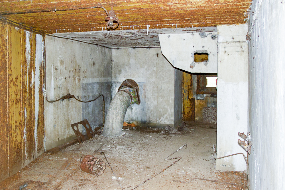Ligne Maginot - MOLVANGE - A9 - (Ouvrage d'artillerie) - Entrée des hommes
Chambre de tir.
Noter le conduit d'évacuation des gaz sur la gauche. - Michel Teiten