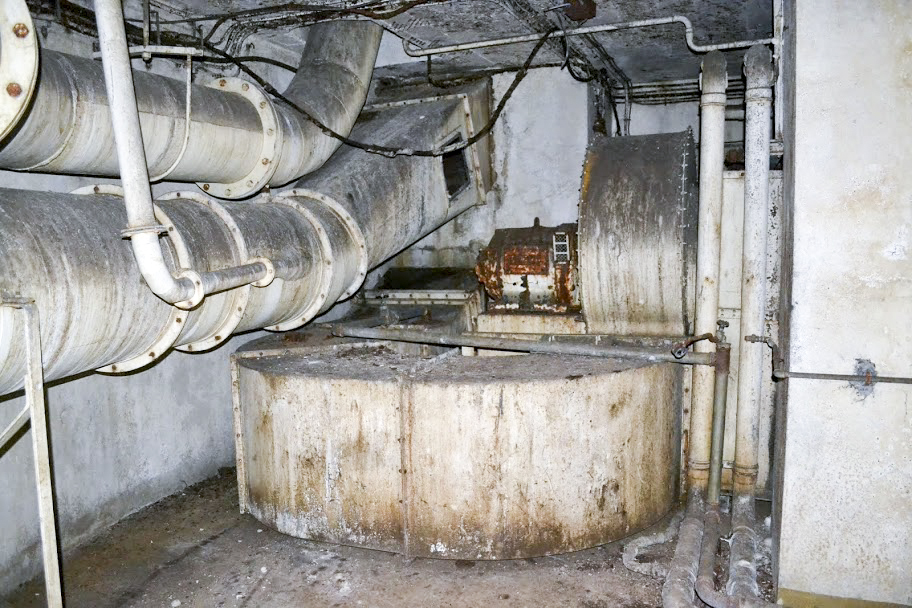 Ligne Maginot - MOLVANGE - A9 - (Ouvrage d'artillerie) - Entrée des hommes
La sortie de l'échappement (en haut)
Le rejet de l'air usé au milieu et l'aéro-refroidisseur pour les moteurs de l'usine en partie basse - PAVEL Jan