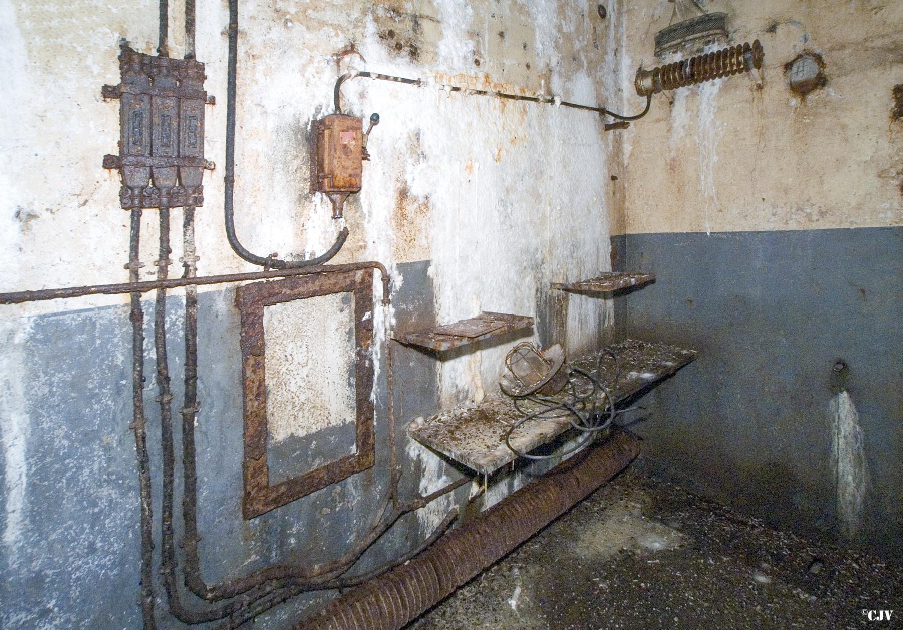 Ligne Maginot - MOLVANGE - A9 - (Ouvrage d'artillerie) - Entrée des hommes
Étage inférieur
Le central téléphonique du bloc - Lia VERMEULEN