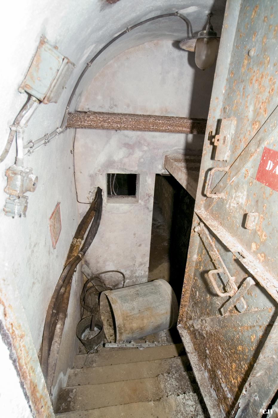 Ligne Maginot - MOLVANGE - A9 - (Ouvrage d'artillerie) - L’égout avec arrivée des cables qui part de la galerie de liaison de l'entrée hommes - Lia VERMEULEN