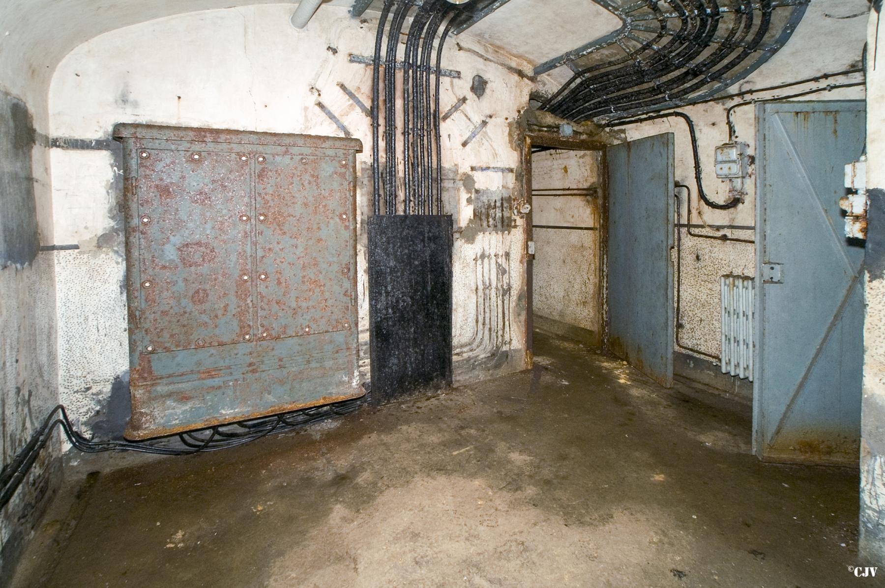 Ligne Maginot - MOLVANGE - A9 - (Ouvrage d'artillerie) - Bloc 2
Le PC de l'ouvrage
Le répartiteur téléphonique (modernisé dans les années 50) - Lia VERMEULEN