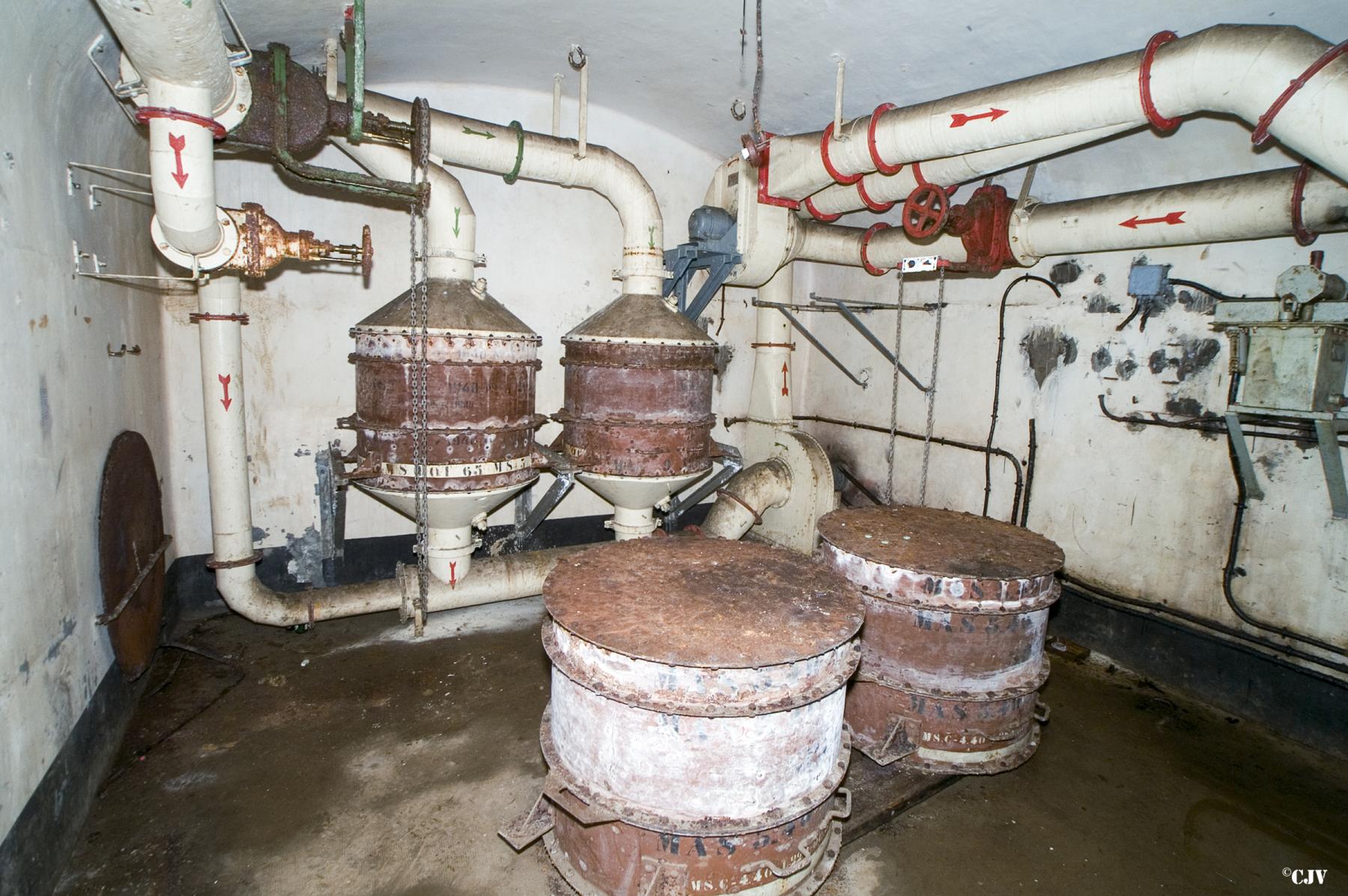 Ligne Maginot - MOLVANGE - A9 - (Ouvrage d'artillerie) - Bloc 2
La ventilation et les filtres air gazé du bloc - Lia VERMEULEN