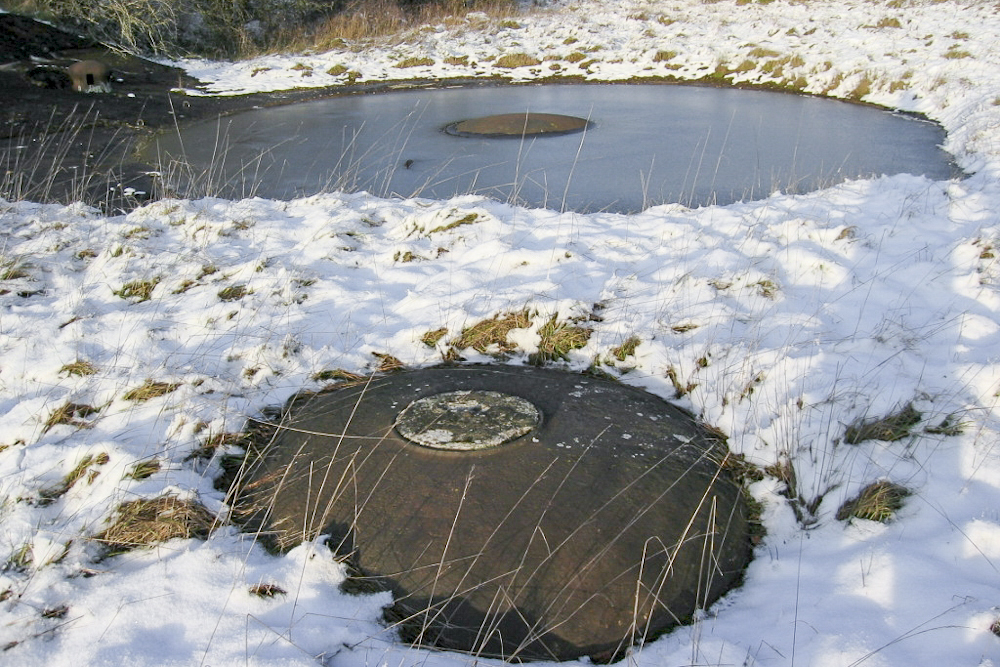 Ligne Maginot - MOLVANGE - A9 - (Ouvrage d'artillerie) - Bloc 3
Cloche lance-grenades et tourelle de 81 en arrière plan - Michel Teiten