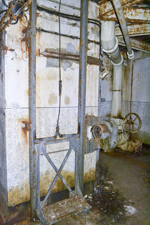Ligne Maginot - MOLVANGE - A9 - (Ouvrage d'artillerie) - Bloc 3
Monte-charge entre les deux niveaux de la tourelle - PAVEL Jan