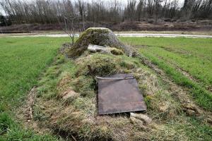 Ligne Maginot - VALDIEU-LUTRAN 4 - (Blockhaus pour arme infanterie) - La trappe d'accès derrière la coupole