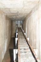 Ligne Maginot - MOLVANGE - A9 - (Ouvrage d'artillerie) - Bloc 4
Tourelle pour deux obusiers de 135 mm
Le tapis roulant transportant les douilles entre la tourelle et le toboggan de descente situé au niveau de l'escalier