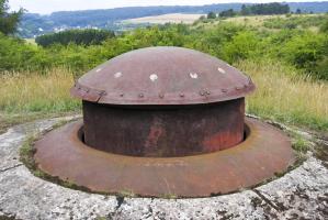 Ligne Maginot - MOLVANGE - A9 - (Ouvrage d'artillerie) - Bloc 6
Tourelle mitrailleuse en position de tir dans la direction du village d'Escherange