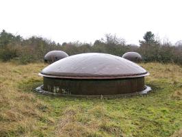 Ligne Maginot - MOLVANGE - A9 - (Ouvrage d'artillerie) - Bloc 8 
Tourelle de 75 mm modèle 33
A l’arrière plan les deux cloches GFM du bloc