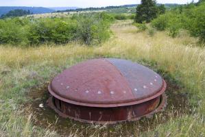 Ligne Maginot - MOLVANGE - A9 - (Ouvrage d'artillerie) - Bloc 8
La tourelle de 75 en batterie. On aperçoit en arrière-plan le réseau de barbelés qui entoure tous les blocs avant de l'ouvrage