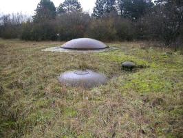 Ligne Maginot - MOLVANGE - A9 - (Ouvrage d'artillerie) - Bloc 10,
Tourelle de 75 mm modèle 33
La cloche lance grenade (non équipée) et un champignon de prise d'air sont visibles à l'avant plan