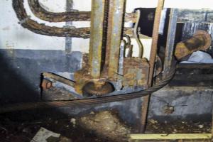 Ligne Maginot - MOLVANGE - A9 - (Ouvrage d'artillerie) - Treuil du plan incliné
Devant le local du treuil dans l'EM, ceci semble bien être les interrupteurs de fins de courses. Détail de la connexion par crémaillère au treuil.