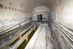 Ligne Maginot - MOLVANGE - A9 - (Ouvrage d'artillerie) - Le garage des locotracteur au pied de l'entrée munitions
Au fond, la galerie menant aux forages d'entrée des cables