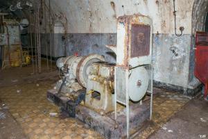 Ligne Maginot - MOLVANGE - A9 - (Ouvrage d'artillerie) - L'usine électrique
Les restes du groupe électrogène à moteur CLM 2PJ65
