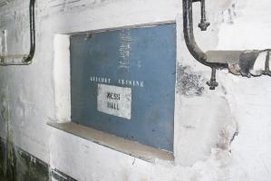 Ligne Maginot - MOLVANGE - A9 - (Ouvrage d'artillerie) - Guichet de la cuisine dans la galerie du casernement
L'inscription Mess Hall rappelle l'utilisation du casernement par la 4th ATAF de l'OTAN