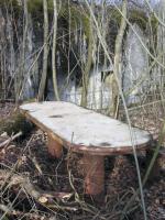 Ligne Maginot - MOLVANGE - A9 - (Ouvrage d'artillerie) - Entrée des hommes 
Table et bancs en fer et béton à proximité immédiate de l'entrée. Sans doute construite après guerre ?