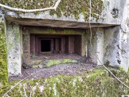 Ligne Maginot - BOIS DE PONTPIERRE NORD - (Blockhaus pour arme infanterie) - Le créneau de tir avec la trémie pour mitrailleuse