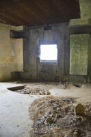 Ligne Maginot - MY1 - VILLY OUEST - (Casemate d'artillerie) - La chambre de tir
Le créneau de 75 avec l'un des ancrages pour les bêches du canon au premier plan