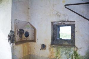 Ligne Maginot - MY1 - VILLY OUEST - (Casemate d'artillerie) - L'entrée du personnel
Le créneau de défense rapprochée et une goulotte à grenades