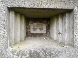 Ligne Maginot - MY3 - (Blockhaus lourd type STG / STG-FCR - Simple) - Créneau pour mitrailleuse
Le trémie Condé est obturée avec du ciment.