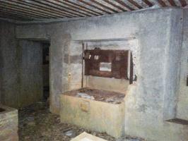 Ligne Maginot - MY3 - (Blockhaus lourd type STG / STG-FCR - Simple) - Chambre de tir.
Créneau pour canon antichar muni d'une trémie Pamart-Lemaigre. A gauche, le couloir d'accès au créneau d'observation.