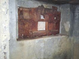 Ligne Maginot - MY3 - (Blockhaus lourd type STG / STG-FCR - Simple) - Chambre d'observation. 
Le créneau d'observation a été équipé d'une trémie Pamart-Lemaigre. L’œilleton droit est resté bloqué en position relevée. Le volet obturateur coulissant droit a subsisté alors que celui de gauche a disparu. Toutes les ouvertures ont été bouchées avec du ciment.