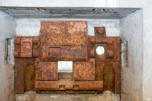 Ligne Maginot - My10 (Blockhaus lourd type STG / STG-FCR - Double) - L'une des  trémies Pamart Lemaigre équipant les créneaux pour canon antichar du blockhaus
Noter le support de panorama de tir en partie haute de la trémie