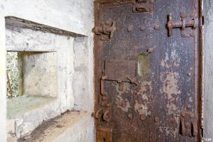 Ligne Maginot - MY10 - (Blockhaus lourd type STG / STG-FCR - Double) - La porte d'entrée avec créneau de défense de l'entrée
Le cuirassement de ce créneau n'est pas en place