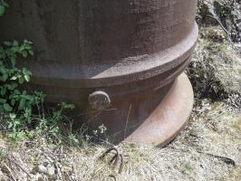 Ligne Maginot - VELOSNES - (Ouvrage d'artillerie) - Bloc 6
Entrée mixte
La base du cuvelage de la cloche GFM de gauche mis à nu par la tentative de récupération