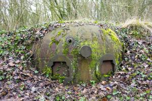 Ligne Maginot - VELOSNES - (Ouvrage d'artillerie) - Bloc 3
Cloche pour arme mixte
Noter l'impact au-dessus du créneau gauche