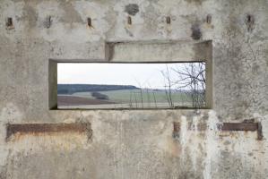 Ligne Maginot - MB9 - HARNEVAUX - (Blockhaus pour canon) - Vue depuis la chambre de tir
On distingue un autre ouvrage, similaire au travers du créneau 