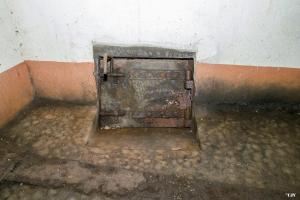 Ligne Maginot - ACA2 - STOCKEN - (Casemate d'artillerie) - Chambre de tir gauche pour canon de 75mm mle 1897
Les douilles sont évacuées vers une fosse extérieure afin d'éviter la dispersion des gaz dans la chambre de tir