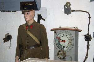 Ligne Maginot - FERMONT - A2 - (Ouvrage d'artillerie) - Bloc 4
Sous-officier du 152° RAP à coté d'un transmetteur d'ordres