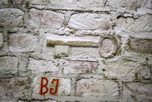 Ligne Maginot - FERMONT - A2 - (Ouvrage d'artillerie) - Bloc 4
La 'clef de voute', dernière pierre à avoir été posée. Les initiales sont celles de Joseph Bancon, employé à la construction de l'ouvrage
