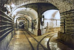 Ligne Maginot - FERMONT - A2 - (Ouvrage d'artillerie) - Extrémité de la galerie principale, vue vers les arrières. A droite la galerie vers bloc 4. A gauche la galerie vers les blocs 3, 5, et 6