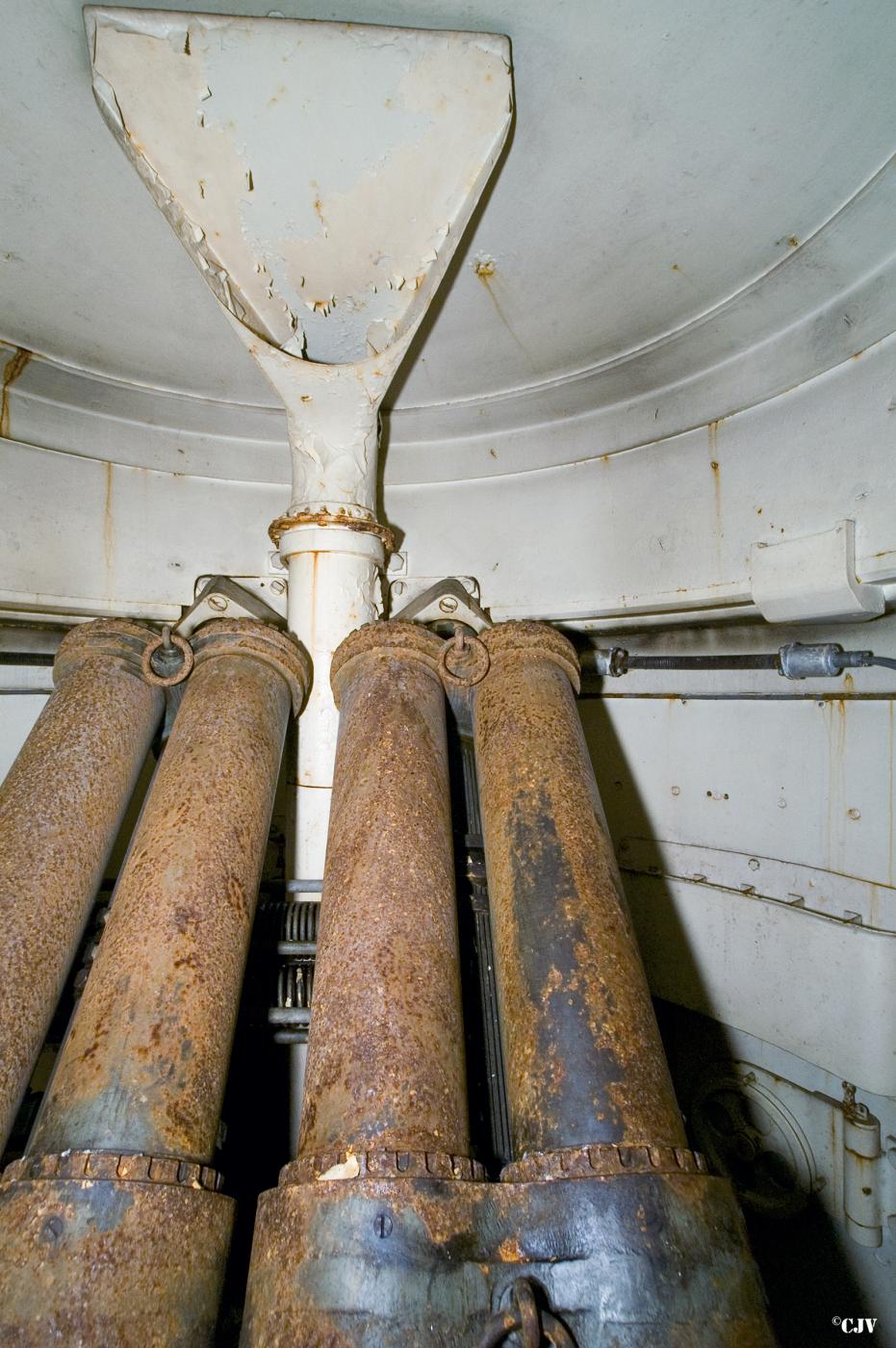 Ligne Maginot - MOLVANGE - A9 - (Ouvrage d'artillerie) - Bloc 3
Tourelle de 81 mm
La chambre de tir
Les tubes de mortier de 81 mm  - Lia VERMEULEN