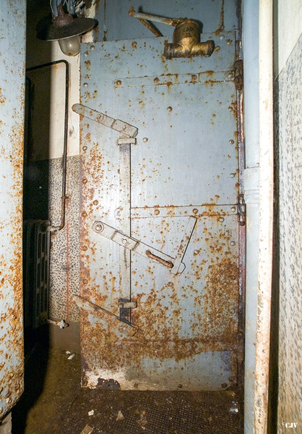 Ligne Maginot - MOLVANGE - A9 - (Ouvrage d'artillerie) - Bloc 3
La porte des latrines - Lia VERMEULEN